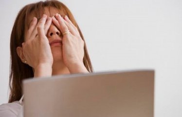 電腦顯示器你會(huì)擺放嗎？你的同事是否在用它輻射你？