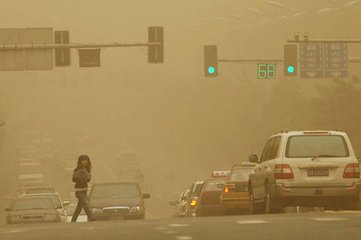 入春北方多揚塵，走路適當(dāng)“低頭哈腰”不吃虧